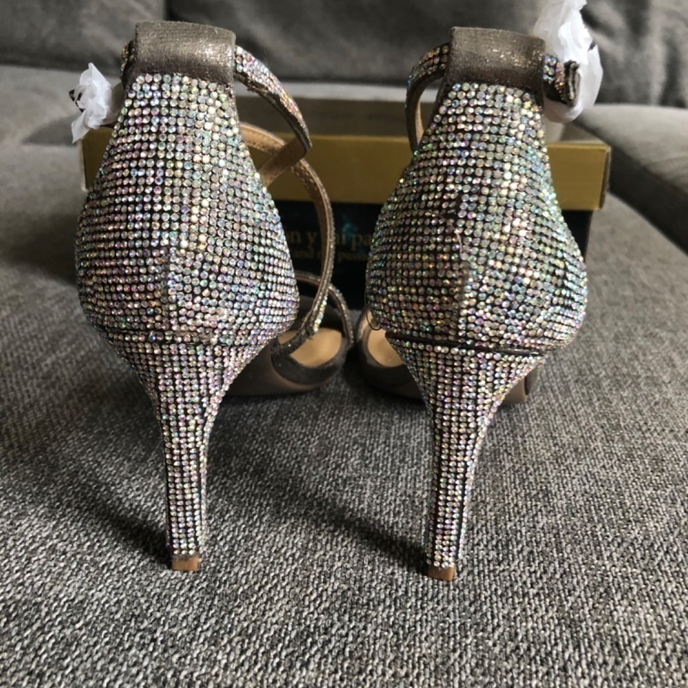 Thalia Sodi Womenโs Dress Sandals Shoes Sparkling Golden Wedding Party Heels 6.5 - Picture 12 of 17
